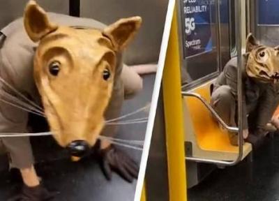 ماسک و رفتار عجیب یک مسافر در مترو