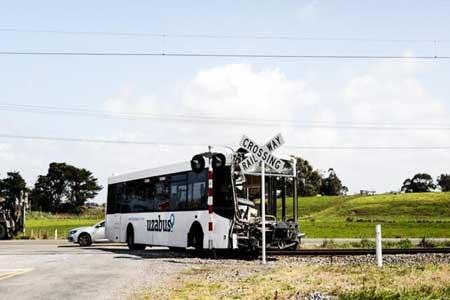 تصادف اتوبوس مدرسه با قطار در نیوزیلند