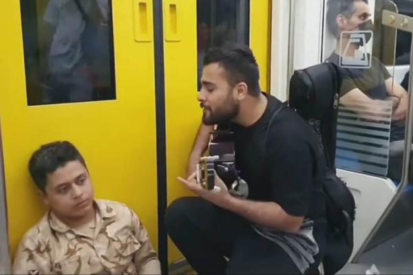 ببینید ، دلداری جالب نوازنده به سرباز عاشق پیشه در مترو تهران!