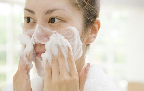 فوم شست وشوی صورت چیست و چرا باید از آن استفاده کرد؟