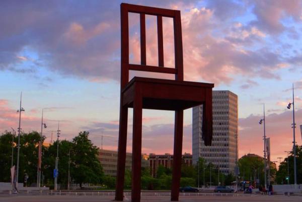 روایتی مختصر از صندلی شکسته ژنو